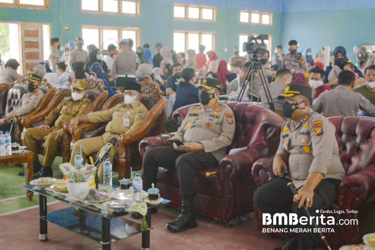 Bupati Kampar Dampingi Kapolda Riau Tinjau Vaksinasi Massal; Sinergi TNI-Polri dan Stake Holder Terkait Diperlukan