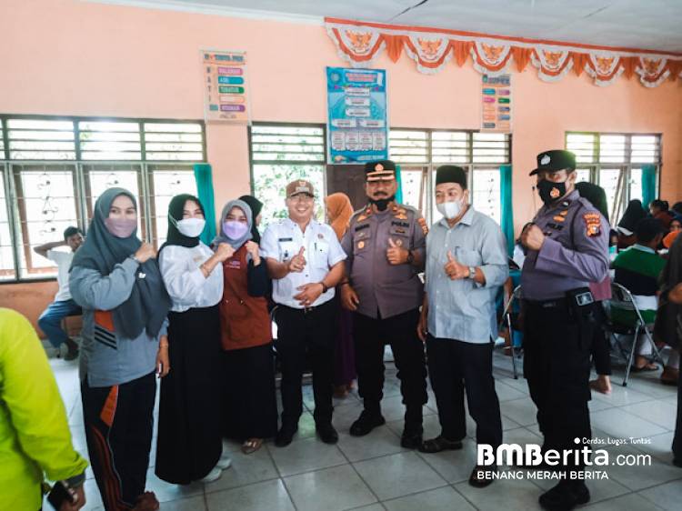 Kapolsek dan Camat Tapung Bersama Tim Vaksinator Ajak Masyarakat Ikuti Vaksinasi