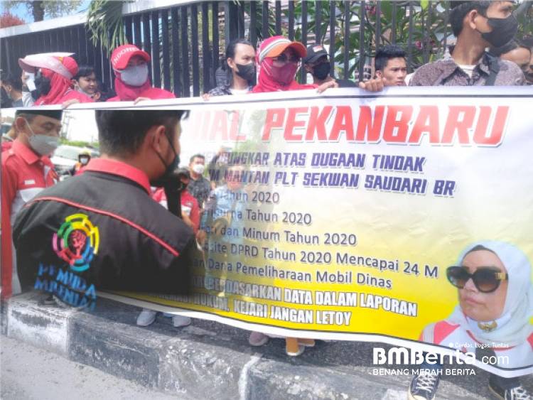 Dinilai Lamban, PMP Bersama LIRA dan LP-KPK Riau Aksi di Kejari Pekanbaru 