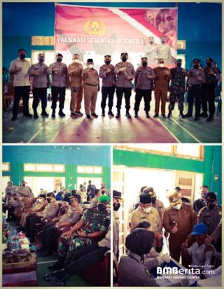 Kapolda Riau Tinjau Pelaksanaan Vaksinasi Serentak di Desa Batang Betindih Kabupaten Kampar