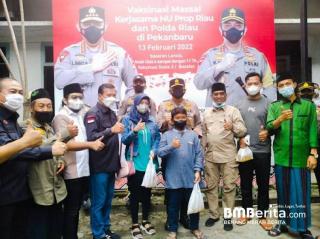 Tinjau Vaksinasi Massal di Kantor PWNU Riau, Kapolda Muhammad Iqbal Ucapkan Selamat Harlah NU