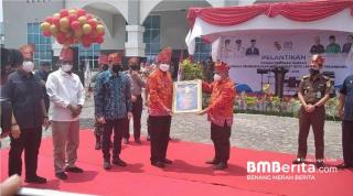 Hadiri Pelantikan DPD LPM Pekanbaru, Walikota Firdaus Jabarkan Konsep Smart City dan di Anugrahi Bapak Pemberdayaan
