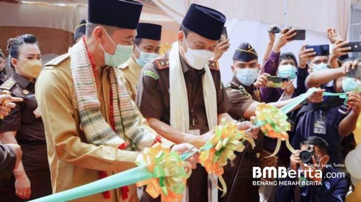 Kajati Riau Resmikan Musholla Al-haq Kejari Rohil