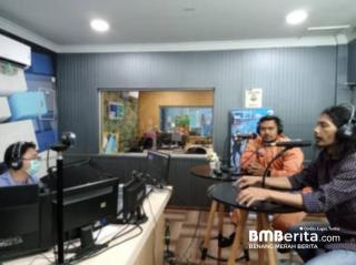 Kades Sungai Simpang Dua dan Hulubalang Kampung Musisi Grebek Numpang Nampang RRI Pro Dua Pekanbaru