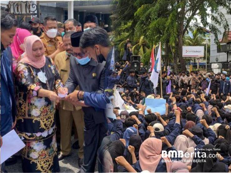 Demonstran BEM Polbeng  Sampaikan 5 Tuntutan ke Bupati Kasmarni dan DPRD Bengkalis
