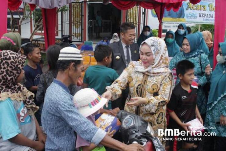Tim Penggerak PKK Kabupaten Rohil Bagikan Takjil Kepada Masyarakat Bagansiapiapi 