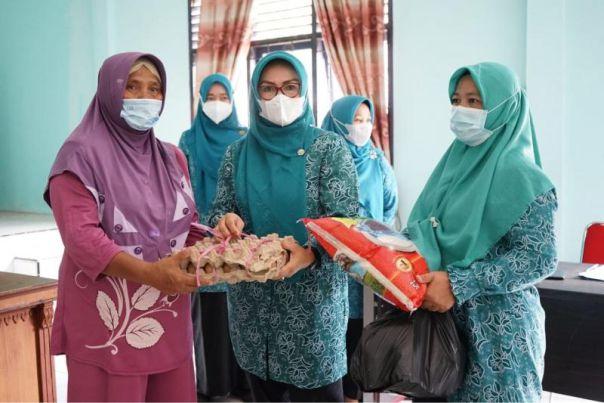 TP PKK Siak Salurkan Sembako Kepada Masyarakat Kurang Mampu