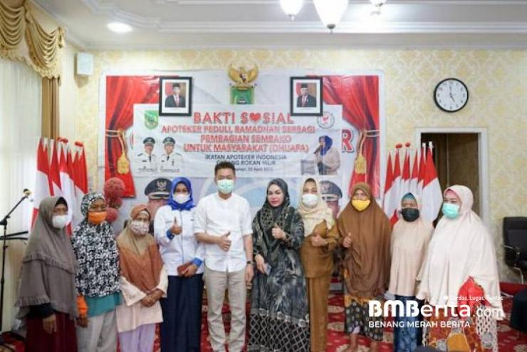 Disaksikan Bupati Afrizal Sintong, IAI Cabang Rohil Bagikan Paket Sembako Untuk Masyarakat (Dhuafa)