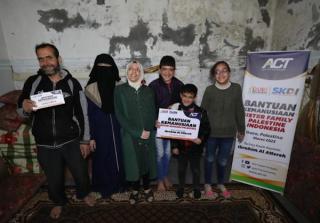 Keluarga Miskin di Gaza Menerima Bantuan biaya Hidup Dari Dermawan ACT