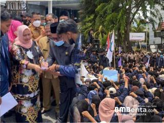 Demonstran BEM Polbeng  Sampaikan 5 Tuntutan ke Bupati Kasmarni dan DPRD Bengkalis