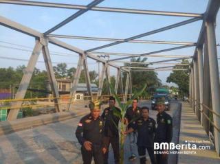 Kode Keras ke Pemko Dumai, LLMB Sungai Sembilan Tanam Pohon Pisang di Jembatan Berlubang, Datuk Amin: Jangan Tunggu Makan Korban 
