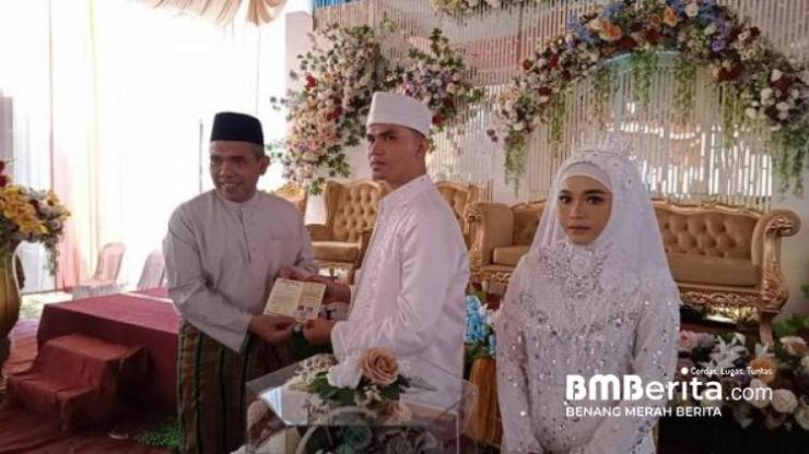 Jadi Saksi Nikah, Pj Bupati Kampar Serahkan â€œBuku Nikahâ€ Kepada Kedua Mempelai
