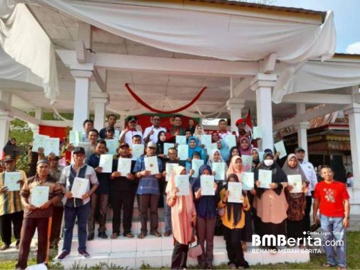 Dikecamatan Bunut, Bupati Pelalawan Serahkan Secara Simbolis Sertipikat PTSL