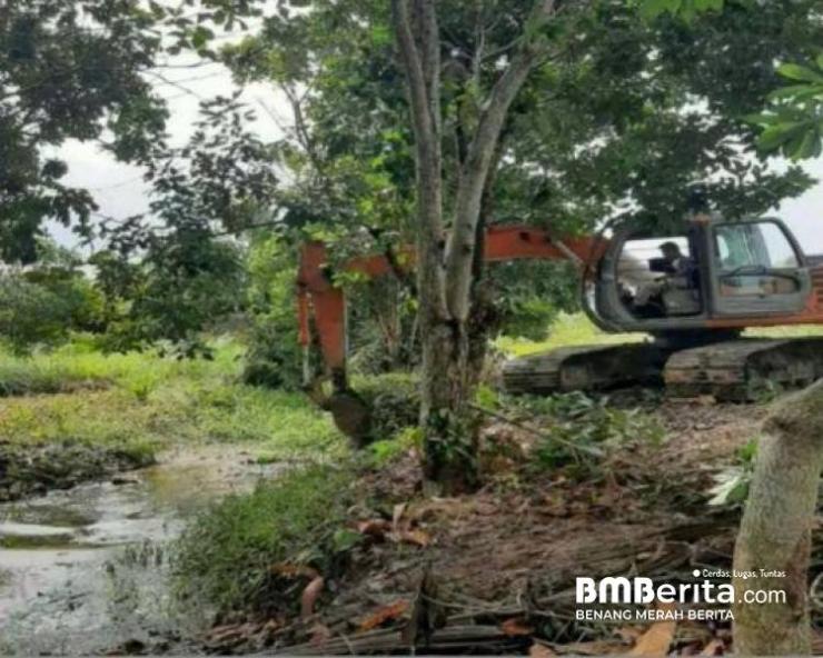 Percepat Normalisasi Sungai di Jalan Fajar Raya, Dinas PUPR Kerahkan Alat Berat 