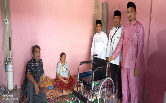 BAZNAS Siak Salurkan Zakat Muzaki, Beri Bantuan Kursi Roda dan Tongkat kaki Tiga Kepada Warga