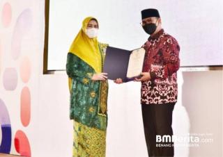 Ketua TP-PKK Indragiri Hilir Terima Penghargaan MKK Dari BKKBN RI