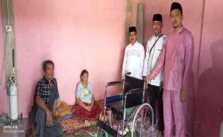 BAZNAS Siak Salurkan Zakat Muzaki, Beri Bantuan Kursi Roda dan Tongkat kaki Tiga Kepada Warga