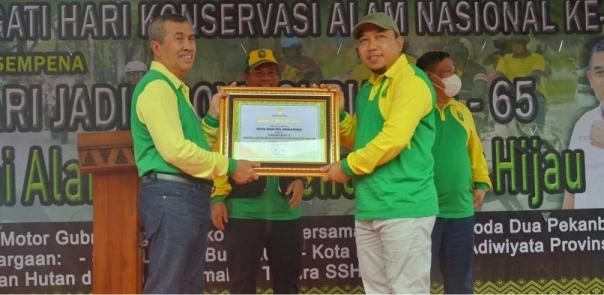 Sempena Peringatan Hari Konservasi Alam nasional, Pemkab Siak Terima Penghargaan Lomba Kebersihan Kota