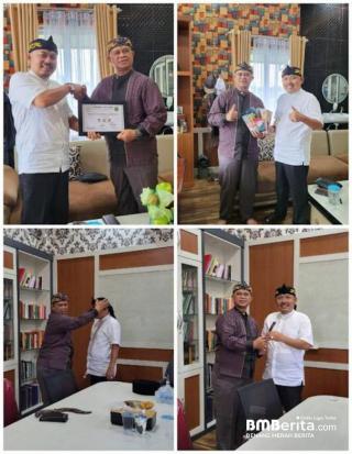 Dr. Yudi Krismen Terima Kujang dan Totopong dari Keluarga Besar MISURI