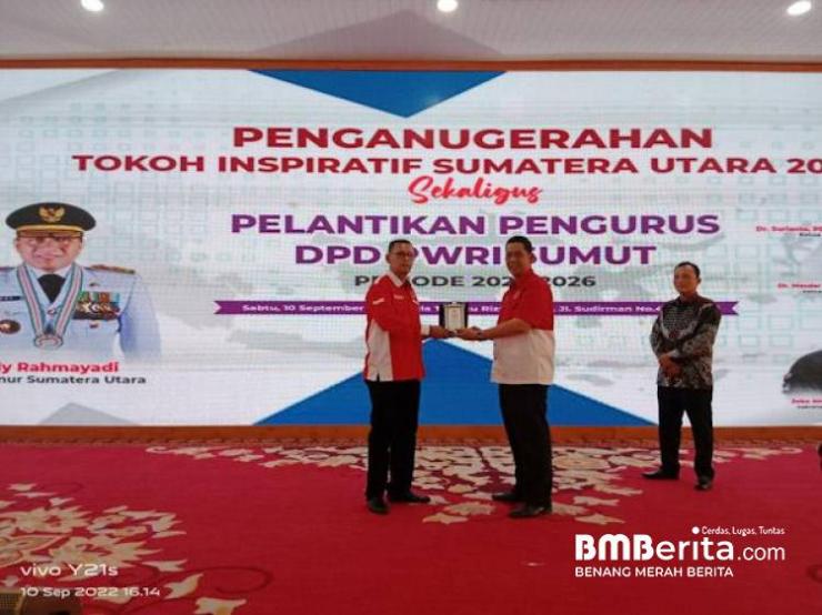 Ketua DPD PWRI Riau Memberikan Cendra Mata Kepada Ketua DPD PWRI Sumut