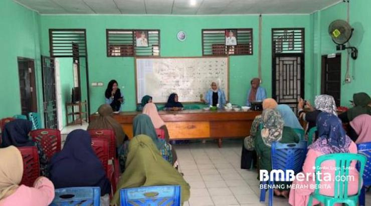 Tingkatkan Mutu UMKM, Mahasiswa KKN Universitas Riau Gelar Sosialisasi Pembuatan Abon Lele