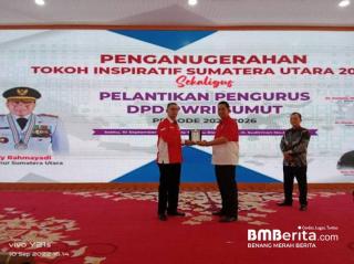 Ketua DPD PWRI Riau Memberikan Cendra Mata Kepada Ketua DPD PWRI Sumut