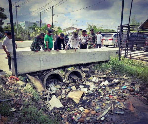 Demi Kebersihan, PJ Wako Pekanbaru Patroli Sampah Hingga Dini Hari