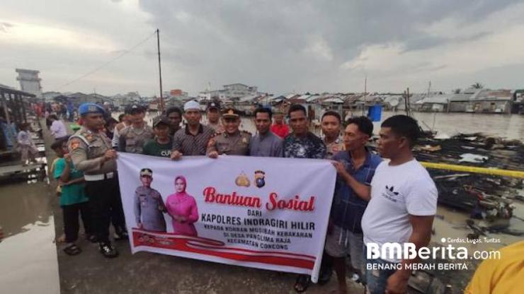 Polres Inhil Berikan Bantuan Sosial kepada Korban Kebakaran di Concong