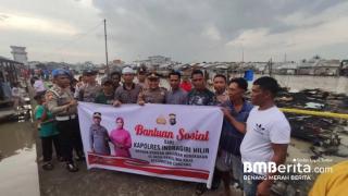 Polres Inhil Berikan Bantuan Sosial kepada Korban Kebakaran di Concong
