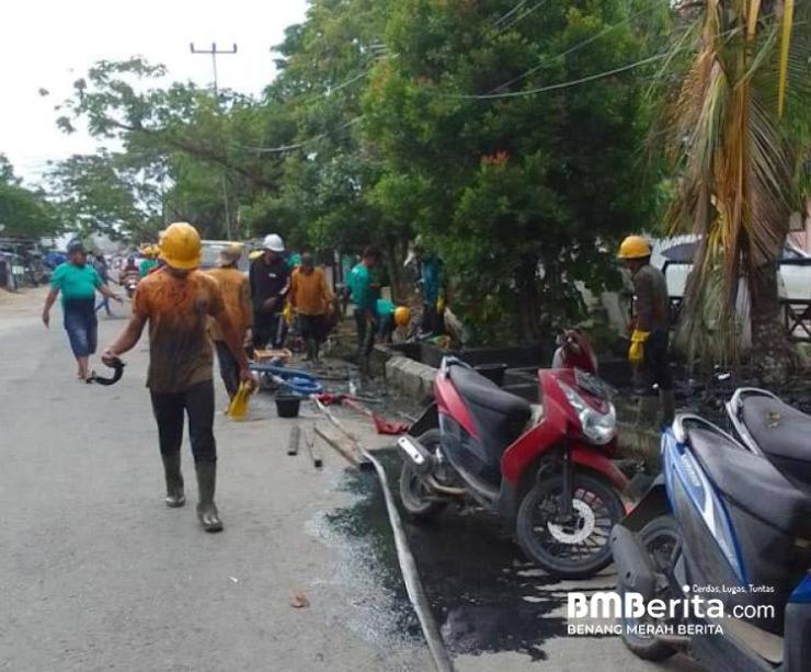 Antisipasi Banjir, PUTR Inhil Bersihkan Drainase Tersumbat di Jalan Pengeran Hidayat