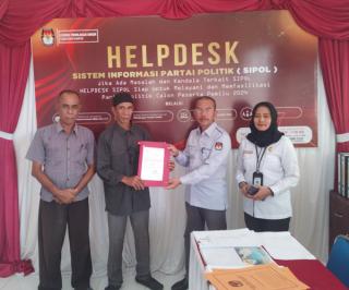 Team Kemenagan Calon DPD RI Hj Mimi Lutmila S Si Serahkan Surat Mandat LO ke KPUD Kampar
