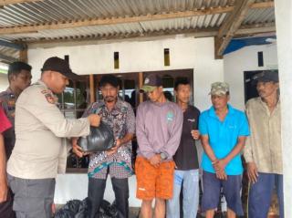 Polsek Kuindra Beri Bantuan Sembako kepada Warga yang Terkena Longsor