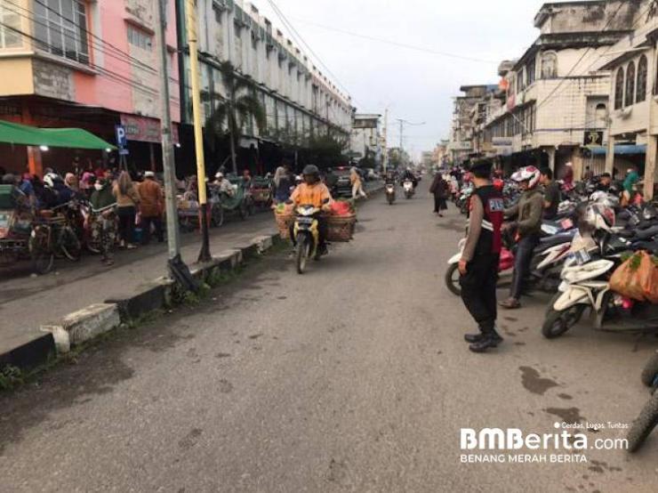 Masyarakat Inhil Antusias Dengan Hadirnya Personil Sat Samapta Polres Inhil Polda Riau, Dalam Pengamanan Serta Turut  Mengatur Lalin