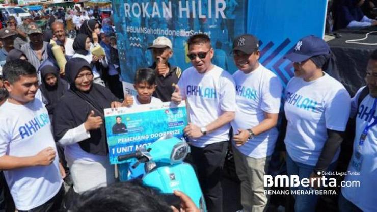 Dihadiri Ribuan Peserta, Bupati Rohil Lepas Jalan Sehat Bersama BUMN