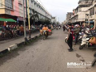 Masyarakat Inhil Antusias Dengan Hadirnya Personil Sat Samapta Polres Inhil Polda Riau, Dalam Pengamanan Serta Turut  Mengatur Lalin