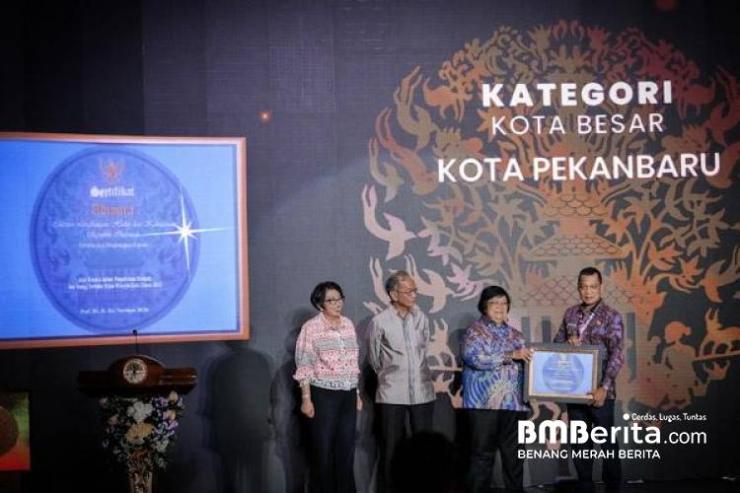Kerja Keras Berbuah Manis, Pekanbaru Terima Sertifikat Adipura dari Menteri LHK