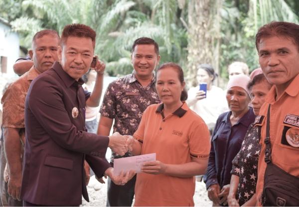  Bersama Wakil Bupati, Afrizal Sintong Santuni Warga Korban Kebakaran Rumah