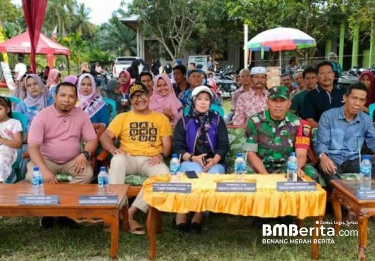 Dukung Kemajuan Olahraga, Wakil Ketua Komisi II DPRD Kabupaten Kampar Haswinda Serahkan Bantuan Prasarana Olahraga Kepada Masyarakat