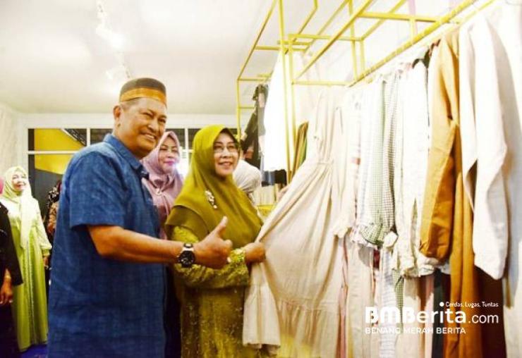 Dihadiri Wabup H.Syamsuddin Uti, Ketua TP PKK Hj.Zilaikhah Wardan Gunting Pita Soft Launching Brand Busana Muslimah "Middaniku" 