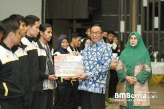Bupati Inhil Bagikan Bonus Atlet Peraih Medali Porprov Riau Ke-X di Kuansing Senilai 2,2 Milyar Rupiah 