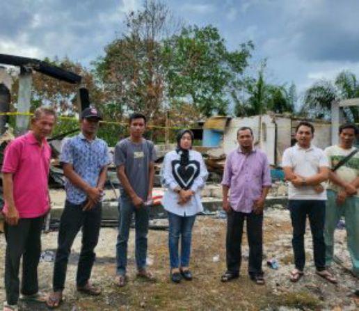 Pasca Kebakaran, Wakil Ketua Komisi II DPRD Kampar Haswinda,S.Ag  Santuni Warga 