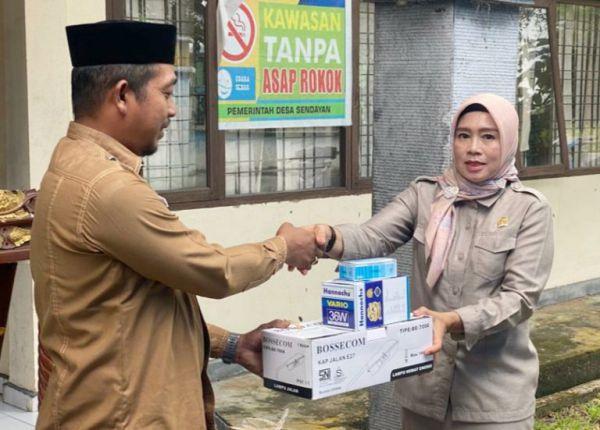 Wakil ketua Komisi II DPRD Kampar Haswinda Serahkan Bantuan Penerangan Lampu Jalan