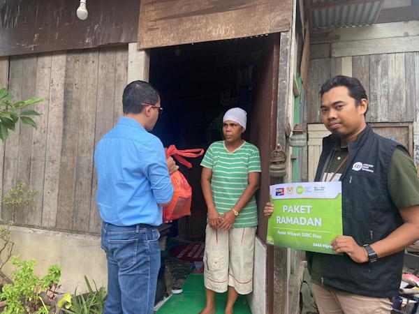 Kantor Wilayah DJBC Riau bersama IZI Perwakilan Riau Berbagi Paket Ramadhan Ke Rumah Kaum Duafa