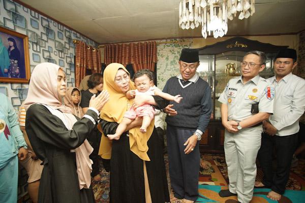 Bupati Inhil Kunjungi Bayi yang Selamat Dari Insiden SB Evelyn Calisca 01 