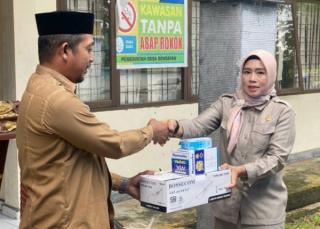 Wakil ketua Komisi II DPRD Kampar Haswinda Serahkan Bantuan Penerangan Lampu Jalan