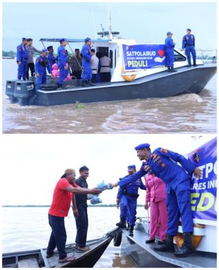 Polres Inhil Berbagi Takjil di Sekitar Pelabuhan Pelindo