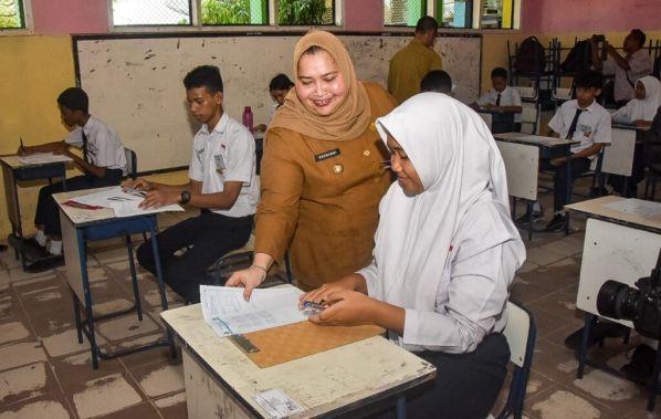Beri Semanagat Kepada Peserta ujian Akhir, Bupati Kasmarni Kunjungi Beberapa Sekolah