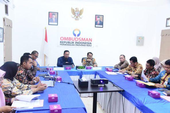Boyong 24 Instansi, Bupati Serahkan Laporan Kepatuhan Standar Pelayanan Publik Kepada Ombudsman Perwakilan Riau
