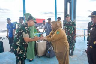 Bupati Bengkalis Kasmarni ketika menyambut kedatangan Danrem 031/WB Brigjen TNI Dany Racka, ketika tiba di Pelabuhan Bandar Sri Laksamana Bengkalis