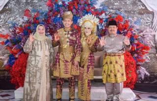 Bupati Bengkalis Kasmarni dan Bupati Bengkalis Priode 2016-2021, Amril Mukminin foto bersama pasangan Wilan dan Arum